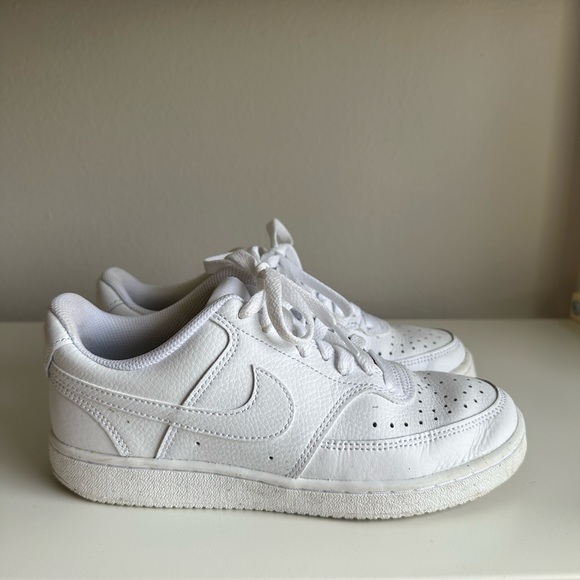 White Nike sneakers - Picture 2 of 5